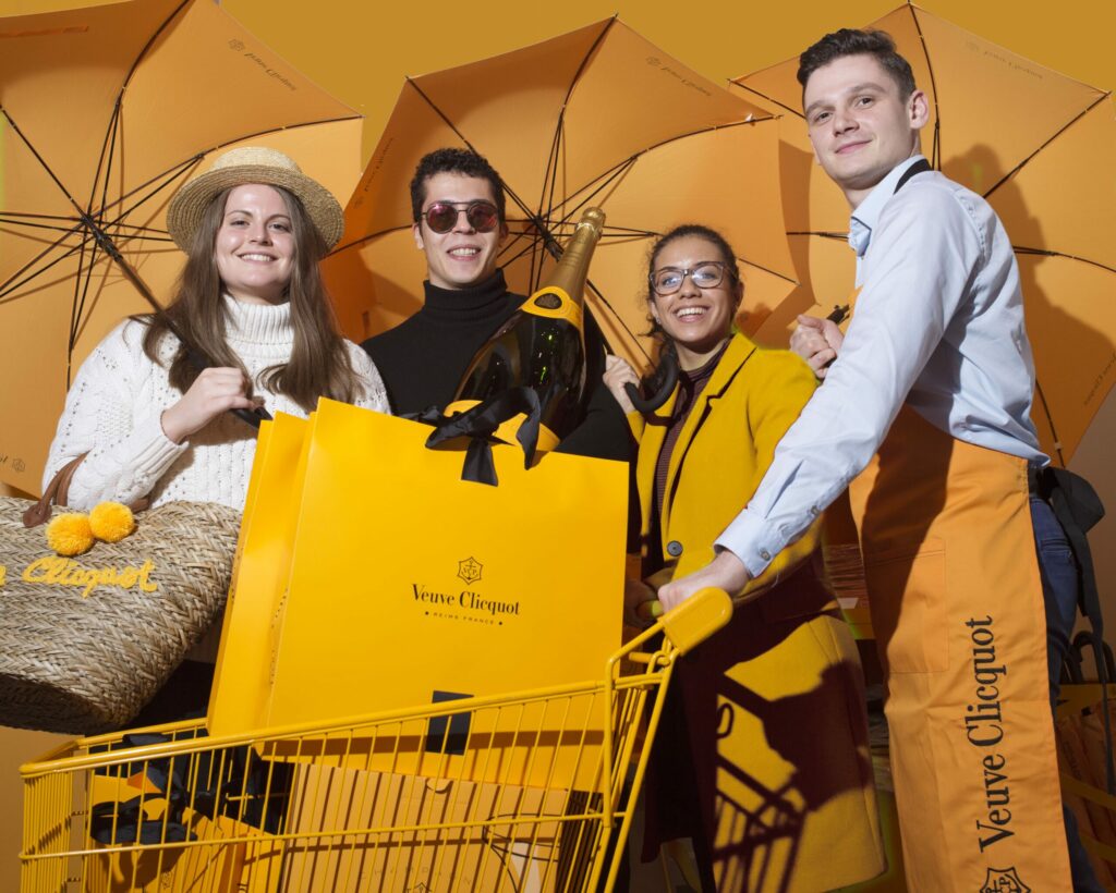 4 étudiants avec un caddie de Veuve Clicquot - Luxury Hotelschool