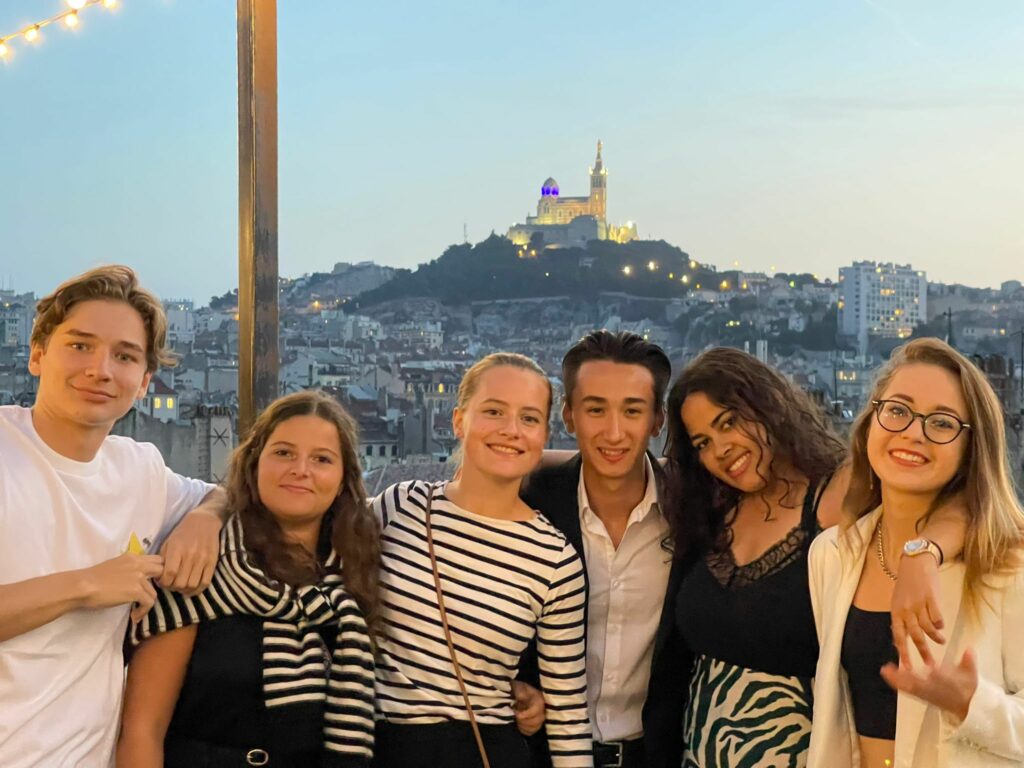 Photo de six étudiants d'une école hôtelière lors d'une voyage d'étude à Marseille - Luxury Hotelschool