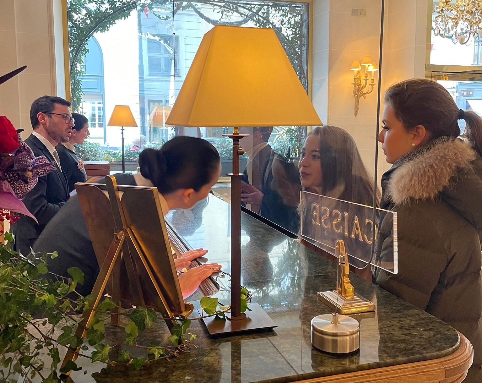 Photo d'une entrée d'un hôtel avec des étudiants devant - Luxury Hotelschool