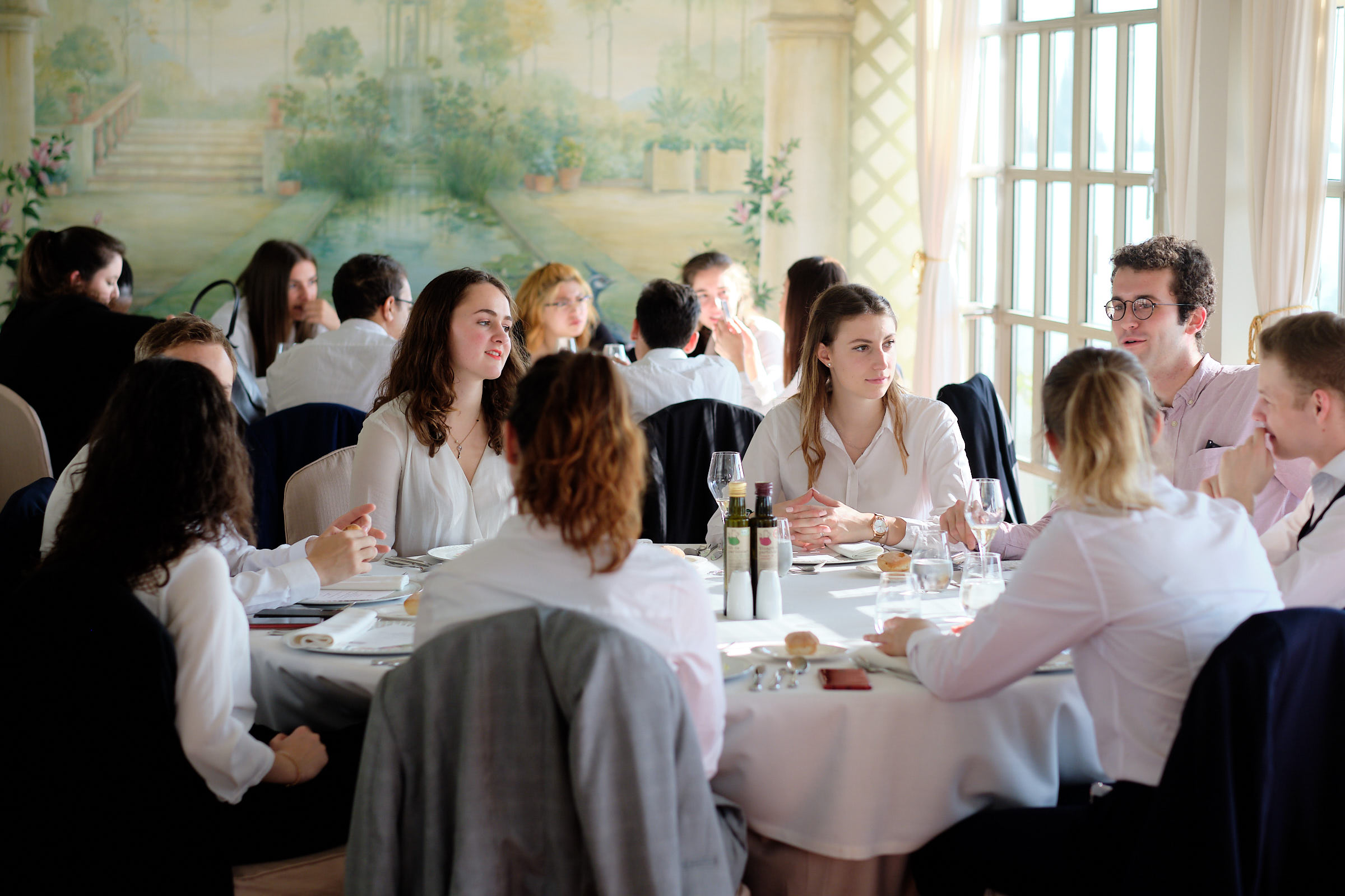 Étudiants de la Luxury Hotelschool autour de la table