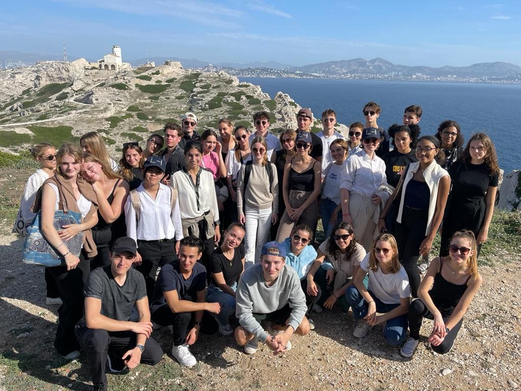 Photo d'étudiants de l'école en voyage d'étude à Marseille - Luxury Hotelschool