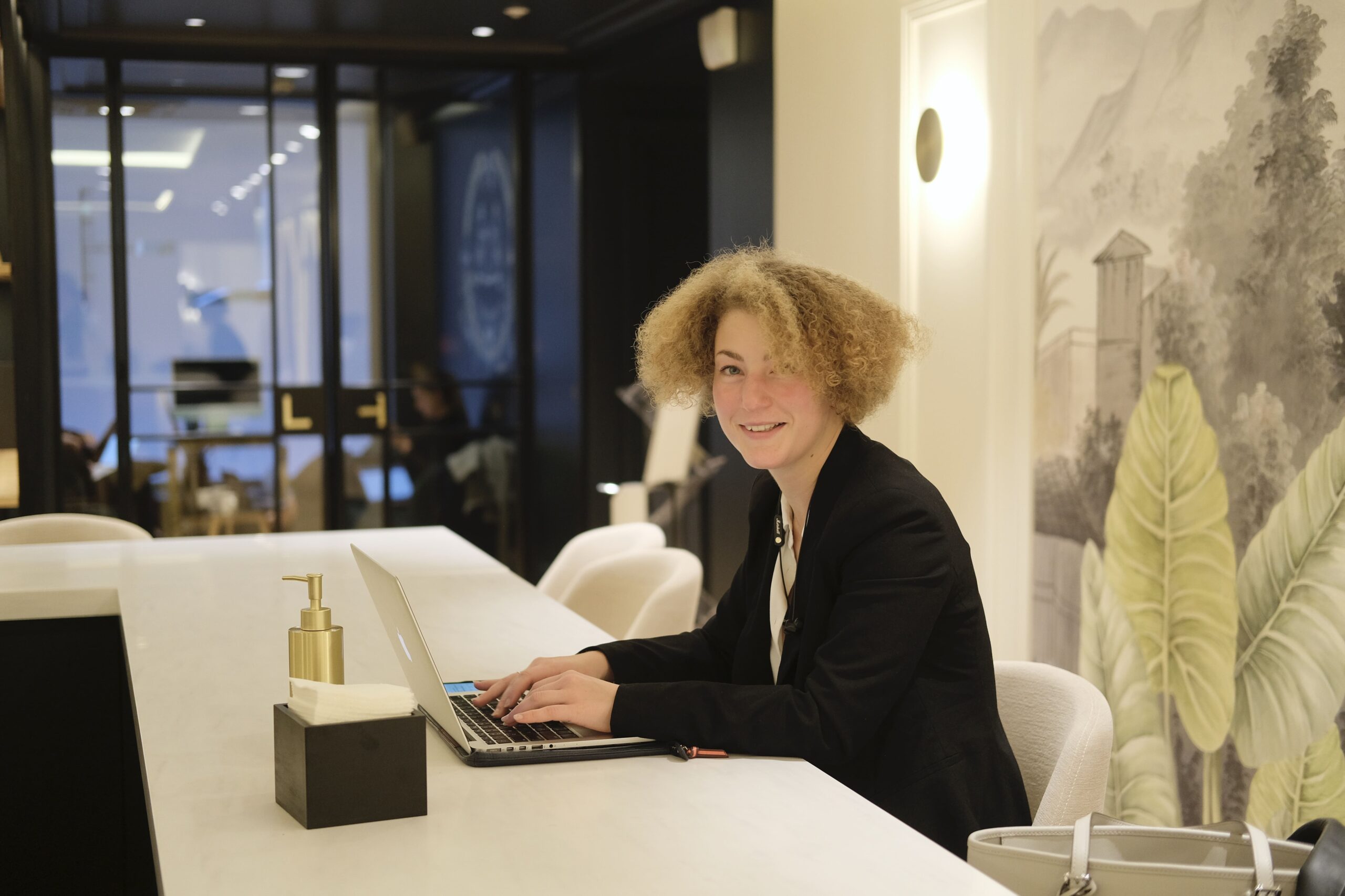 Photo d'une femme sur un ordinateur - Luxury Hotelschool