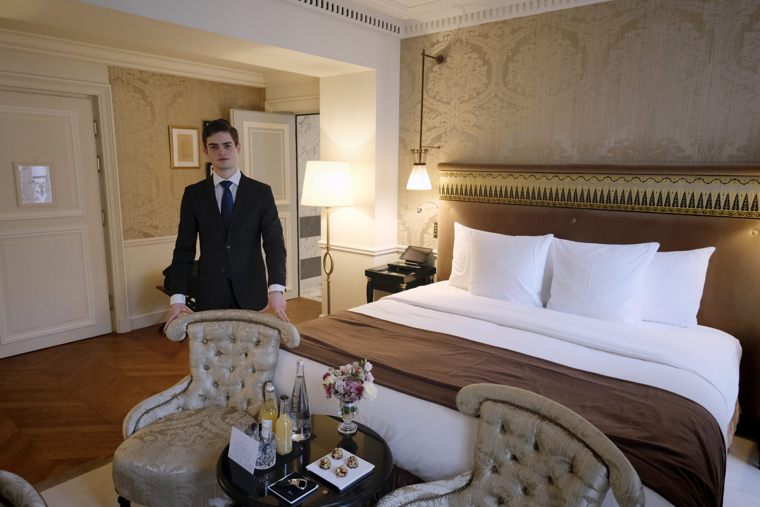 Photo d'un étudiant en management hôtelier dans une chambre d'un hôtel - Luxury Hotelschool