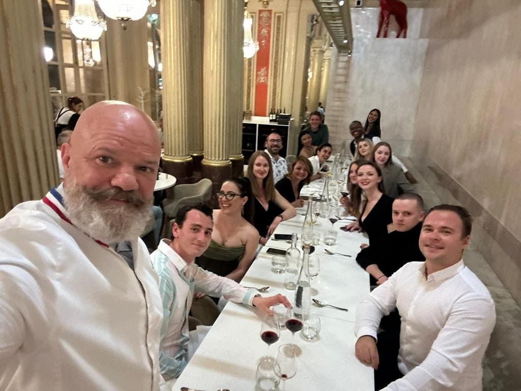 Photo de Philippe Etchebest avec des étudiants - Luxury Hotelschool