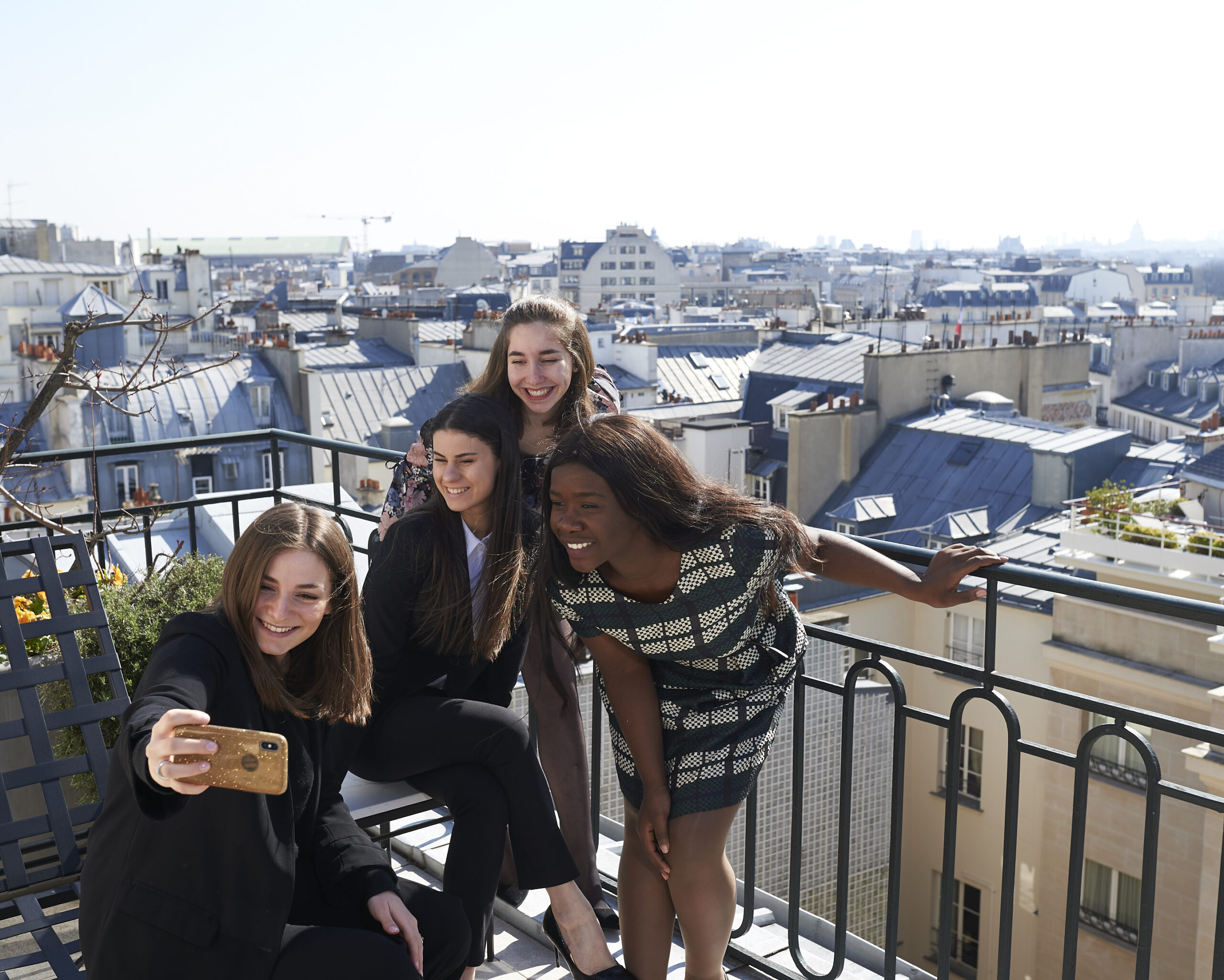Quatre filles qui se prennent en photo - Luxury Hotelschool