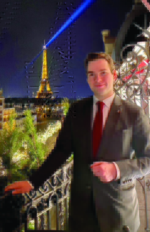 Photo d'un étudiants de l'école avec la tour Eiffel - Luxury Hotelschool