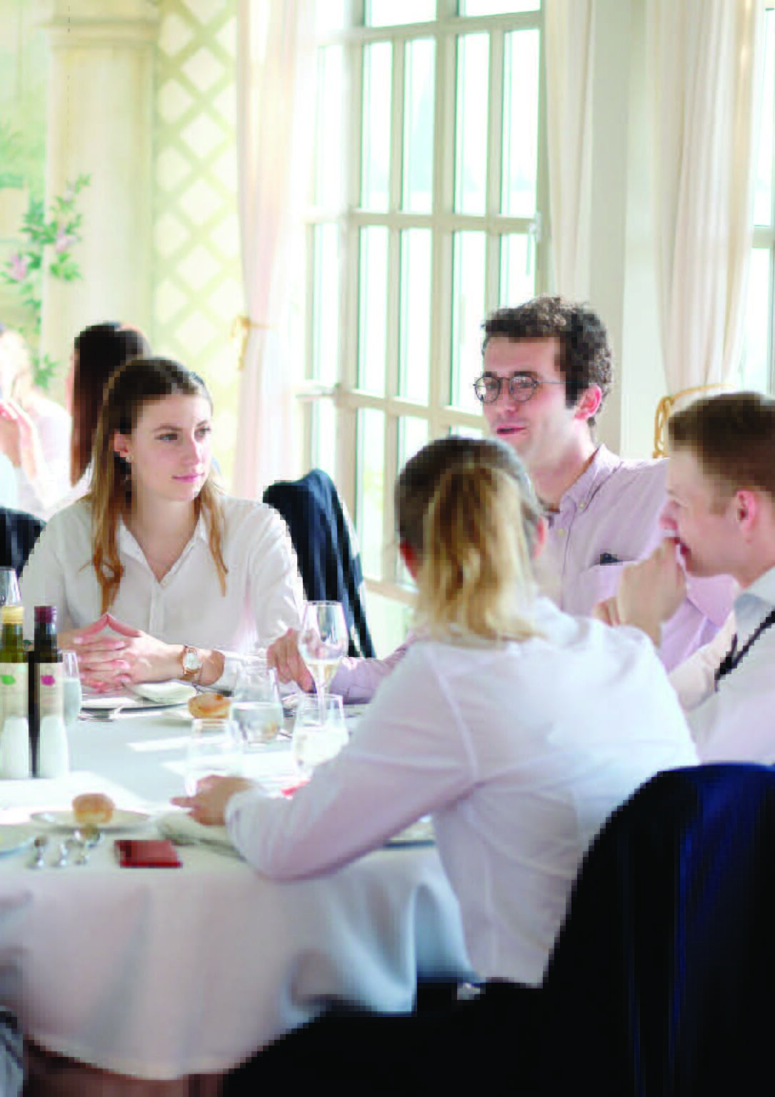 Photo de quatre personnes à table - Luxury Hotelschool