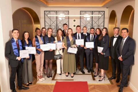 Photo d'étudiants montrant leur diplôme à la main à l'accueil de l'école - Luxury Hotelschool