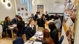 Photo d'étudiants qui rencontre des professionnel lors d'une journée forum métier - Luxury Hotelschool