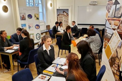 Photo d'étudiants qui rencontre des professionnel lors d'une journée forum métier - Luxury Hotelschool