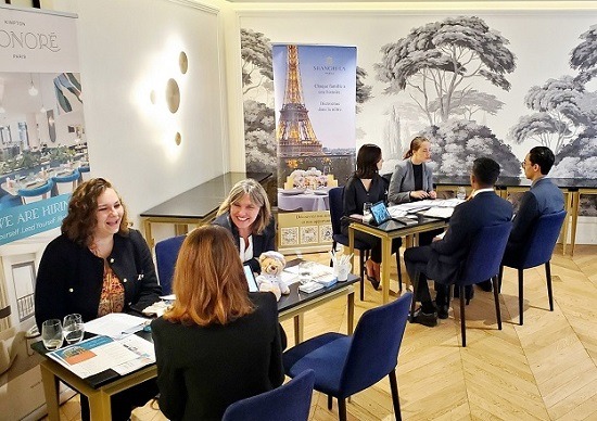 Photo de personnes assissent autour d'une table avec des étudiants - Luxury Hotelschool