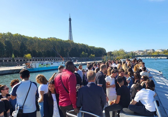 Photo d'étudiants de la Luxury Hotelschool en croisière sur la seine - Luxury Hotelschool