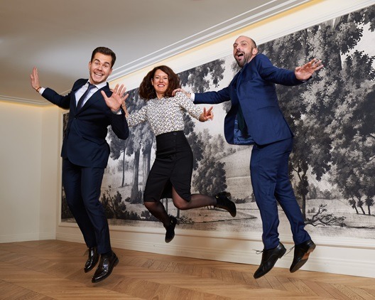 Photo de 3 personnes qui sautent - Luxury Hotelschool