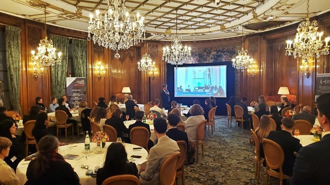 Photo d'un grand dîner lors d'une journée de rencontre - Luxury Hotelschool