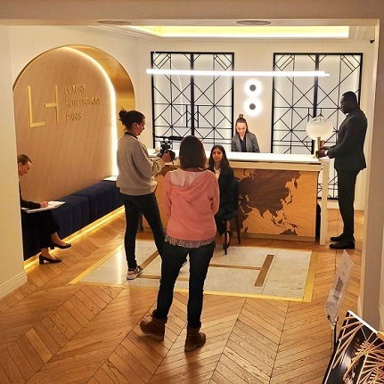 Photo du hall d'entrée de l'école avec des étudiants - Luxury Hotelschool