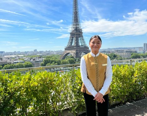 Photo d'une étudiante d'une école hôtelière devant la tour Eiffel - Luxury Hotelschool